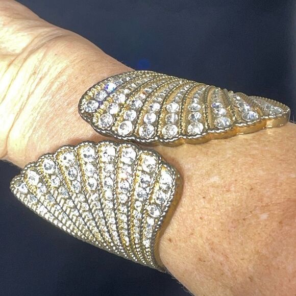 Beautiful Rhinestone Hinged Bracelet - Picture 3 of 4